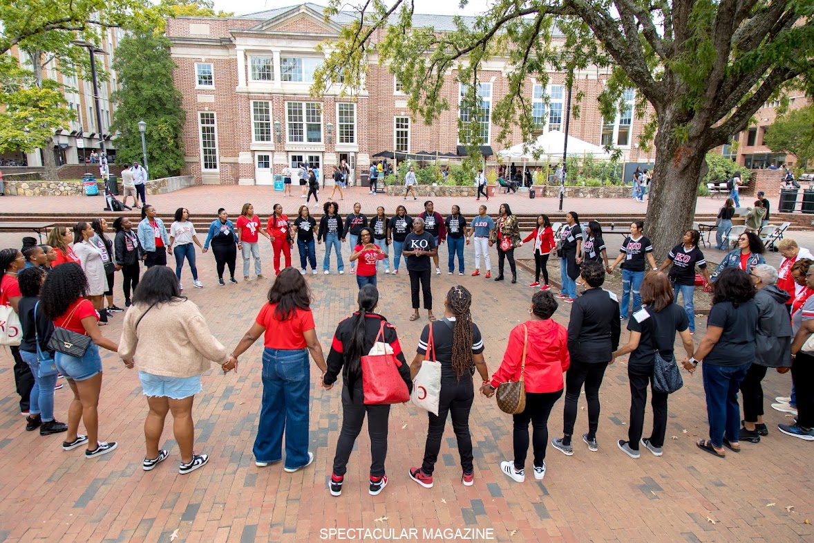 Singing-The-Sweetheart-Song-in-The-Pit-with-charter-members-in-the-center