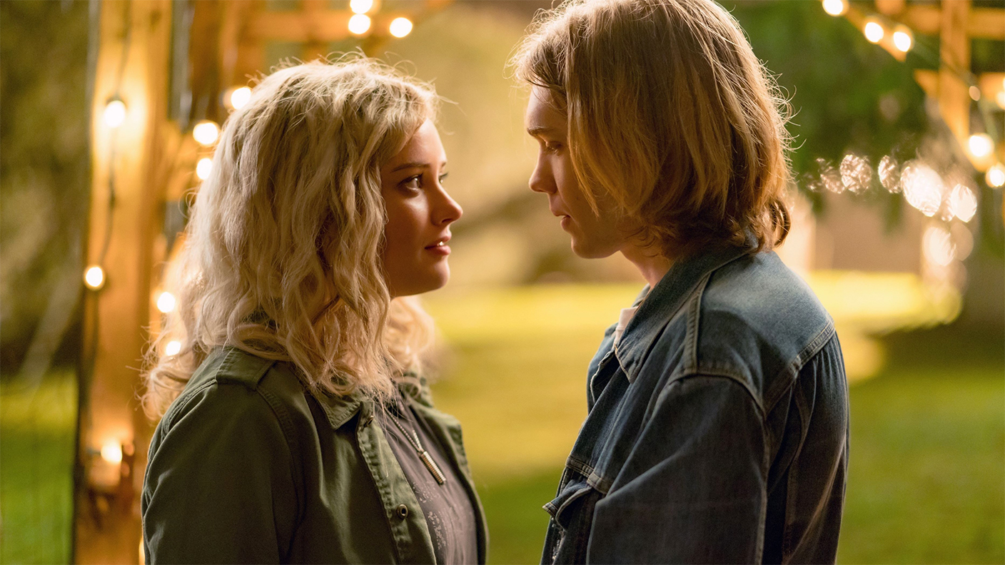 Charlie-Plummer-and-Katherine-Langford-in-Spontaneous-2020-2